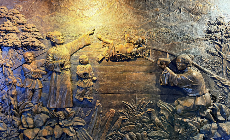 在弥勒佛像内部，生动的浮雕作品再现了安江省七山地区居民的精神生活。图自越通社