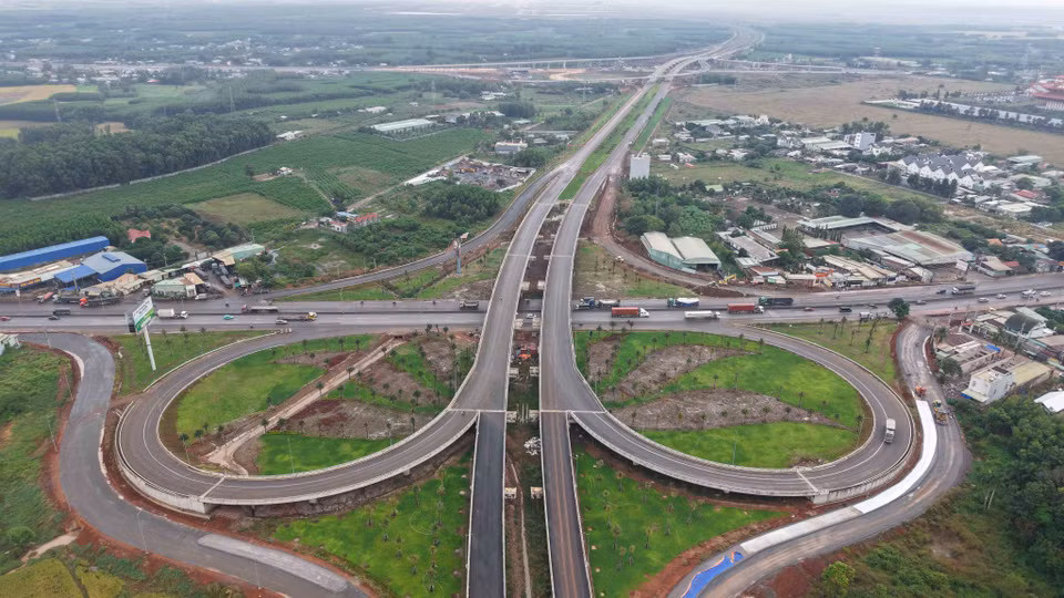 隆城机场T1、T2连接道路与51号国道互通枢纽。图自越通社