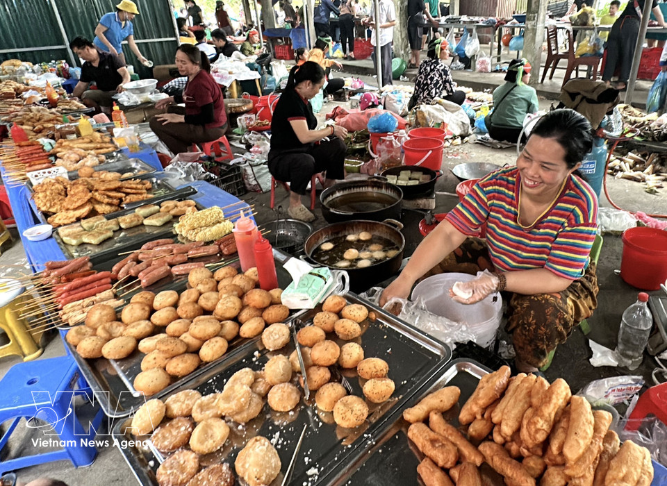 方度集市上摆满了琳琅满目的当地特色美食。图自越通社
