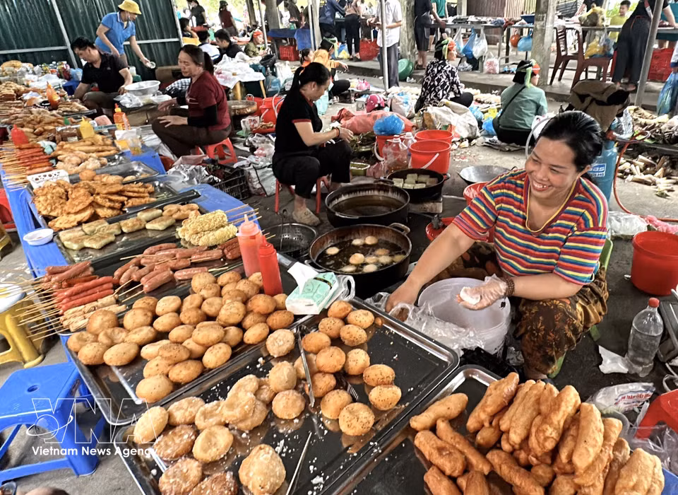 方度集市上摆满了琳琅满目的当地特色美食。图自越通社