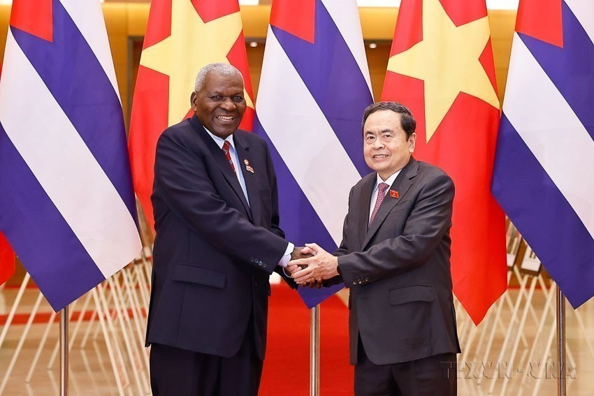 2025年9月30日，越南国会主席陈青敏在河内主持仪式，欢迎古巴国会主席埃斯特万·拉索·埃尔南德斯对越南进行正式访问，并共同主持越古议会间合作委员会第二次会议。图自越通社