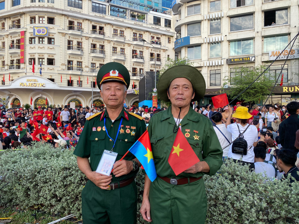 1. 越南退伍军人和老兵参加纪念南方解放、国家统一50周年庆典阅兵、游行活动总彩排。图自 越通社