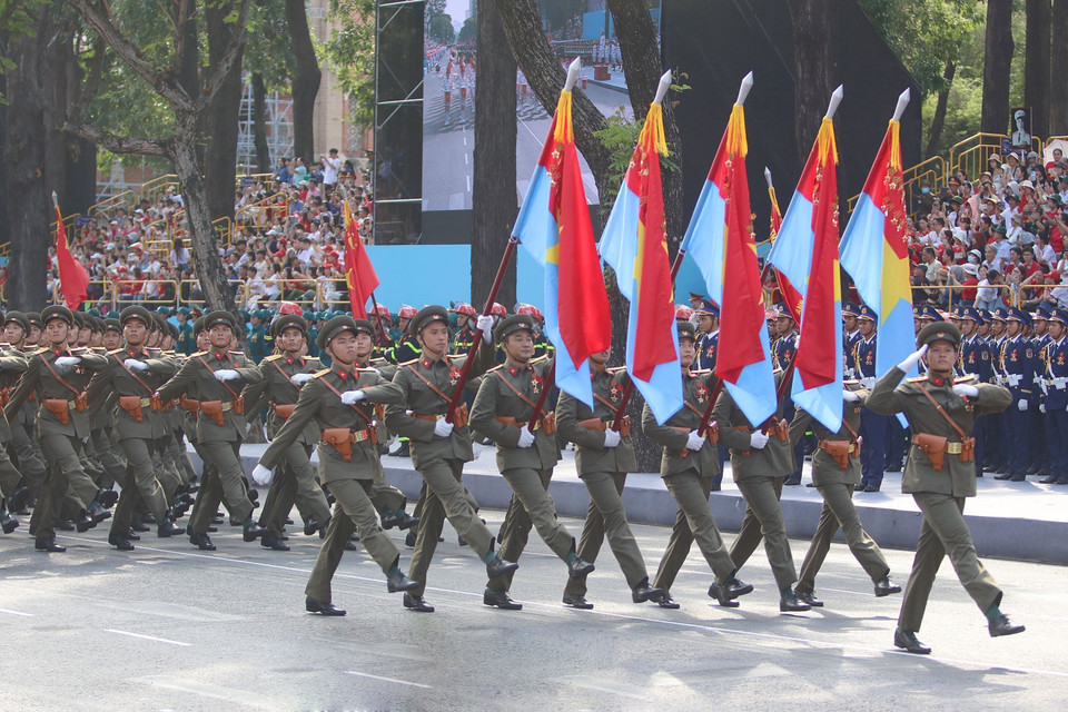 越南人民军各方队参加纪念南方解放、国家统一50周年庆典阅兵、游行总彩排。图自 越通社