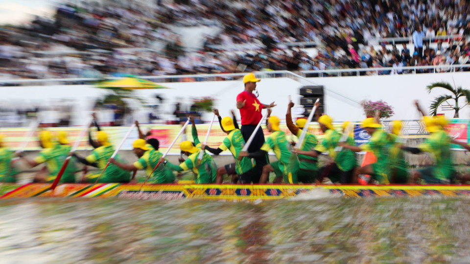 激烈的比赛为赛龙舟增添独特魅力与吸引力。图自越通社