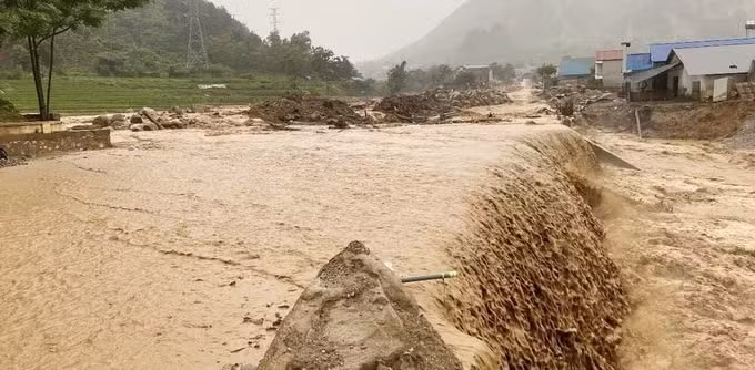 莱州省芒桑乡齐村32号国道山体滑坡路段。图片来源：越通社发