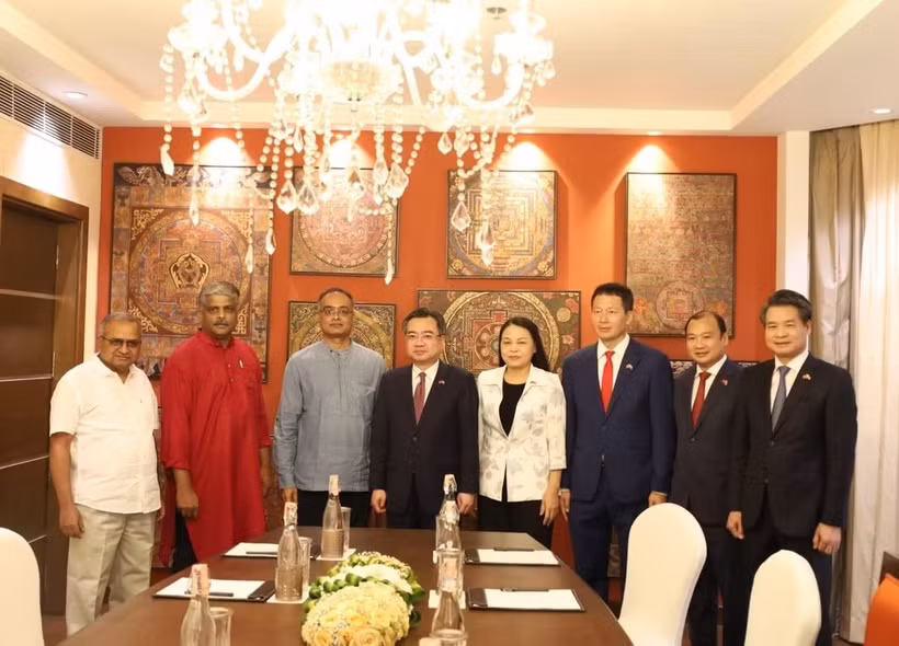 越共中央政策与战略部部长阮青毅与 印度共产党（CPI）总书记多赖萨米·拉贾 及双方代表参加会见。图自越通社 