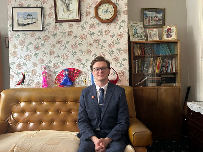 英国学者凯里尔·惠特克 图自越通社