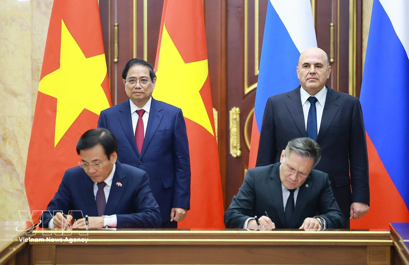 越南政府总理范明政与俄罗斯联邦政府总理米哈伊尔·米舒斯京共同见证在越南境内建设核电站合作协议的签署仪式。 图自越通社