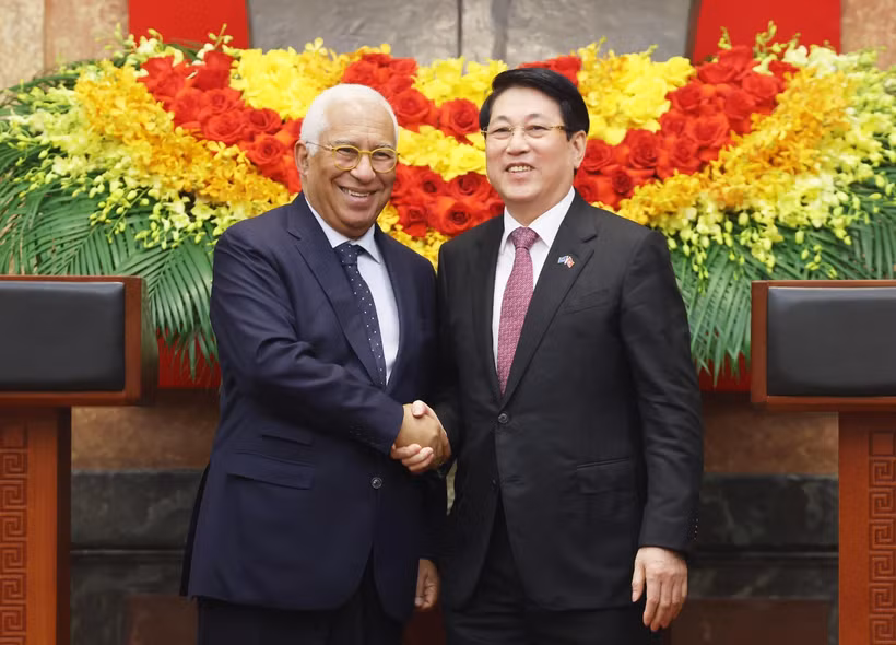 越南国家主席梁强与欧洲理事会主席安东尼奥·科斯塔在会谈后共同会见记者 图自越通社