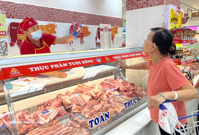 在胡志明市李常杰Co.opmart超市的Vissan柜台，市民正在购买猪肉。图自越通社