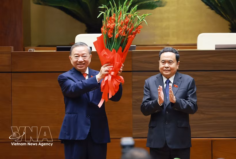 国会主席陈青敏代表党和国家领导人以及第十六届国会代表向越共中央总书记、国家主席苏林献花祝贺。图自越通社
