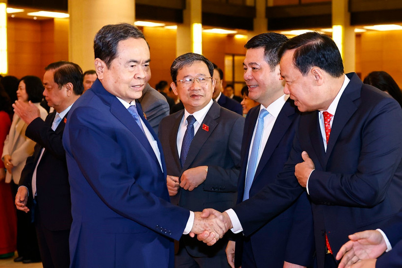 越南国会主席陈青敏与国会代表合影 图自越通社