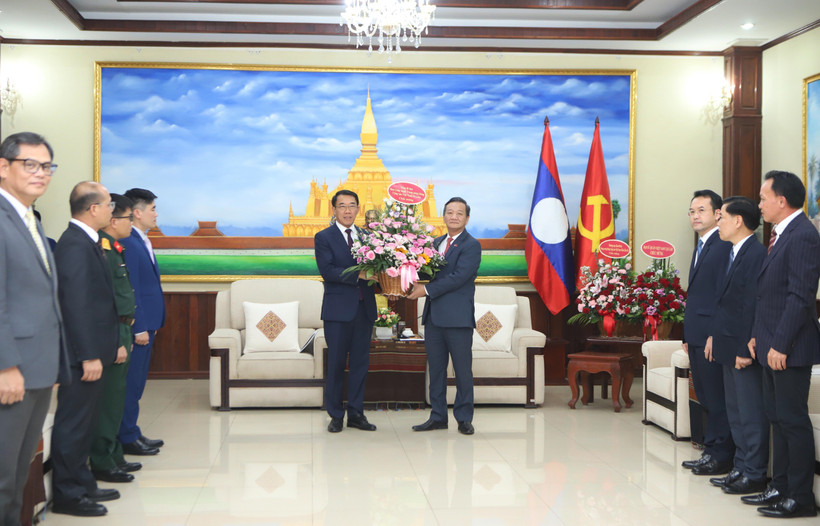 越南驻老挝大使阮明心转交越共中央总书记苏林致老挝人民革命党建党71周年的花篮。图自越通社