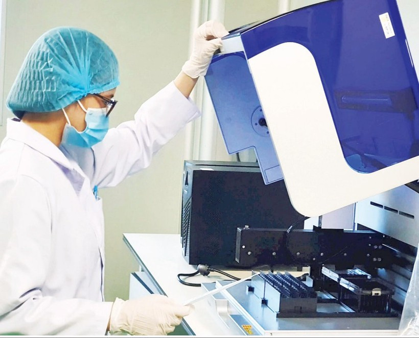 越南翰林院科技院生物研究所古人基因研究活动。（图自nhandan.vn）