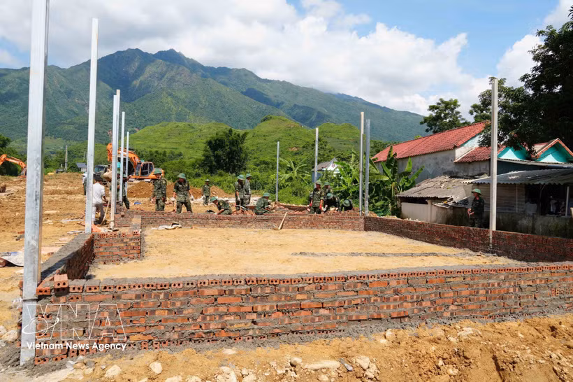 莱州省军事指挥部官兵集中力量为当地群众修建住房。图自越通社