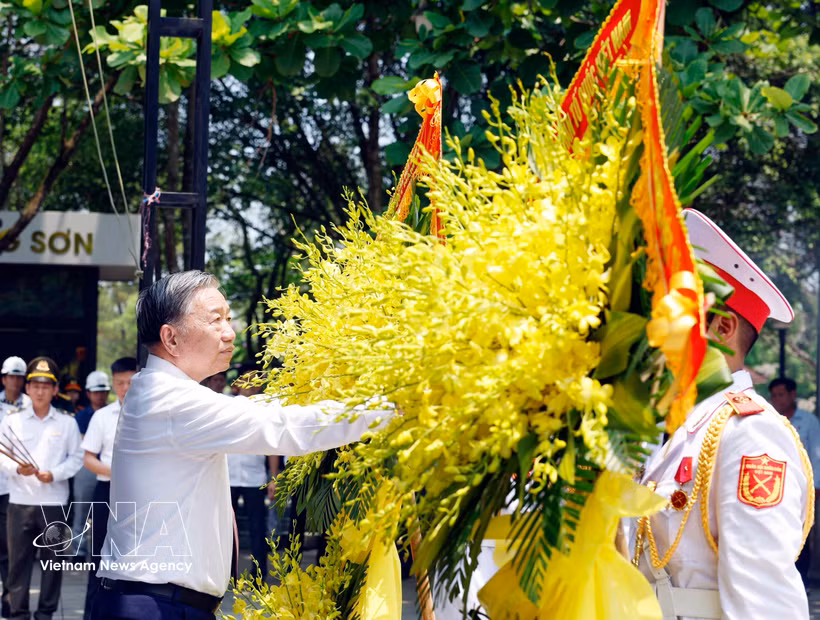 越共中央总书记、国家主席苏林率中央工作代表团在广治省多个重要历史遗址敬献花圈、上香 图自越通社