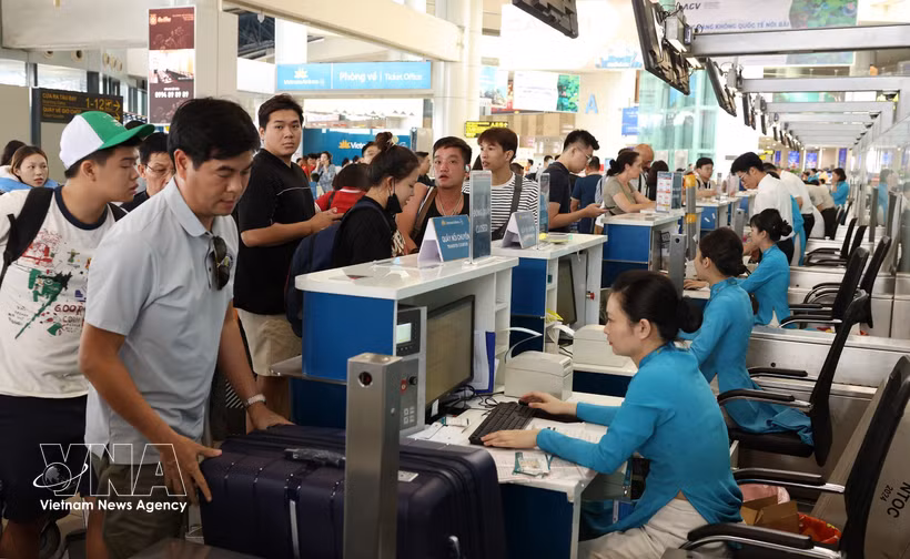 旅客在内排机场办理登机手续。图：越通社