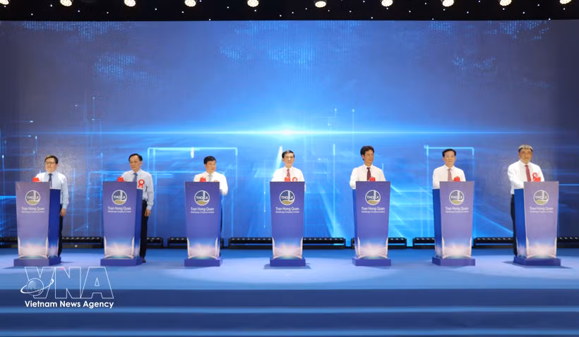 越共中央政治局委员、政府副总理、国防部长潘文江大将出席发布仪式。 图自越通社