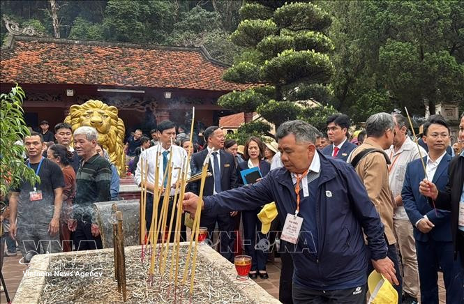 使节们在天筹寺敬香 图自越通社
