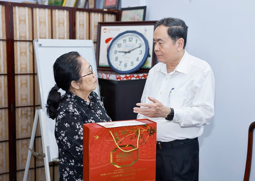 国会主席还走访并向教授、医生、原国会副主席阮氏玉凤 图自越通社