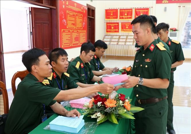 特种兵种水上特工第5旅选举小组向选民发放选票，组织投票。图自越通社