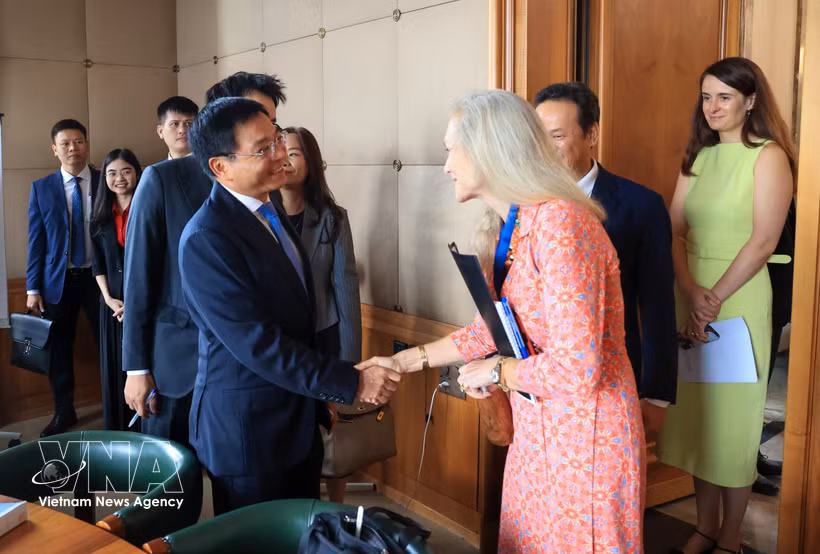 越南政府副总理阮文胜会见世界贸易组织（WTO）副总干事詹妮弗·D.J.·诺德奎斯特 图自越通社