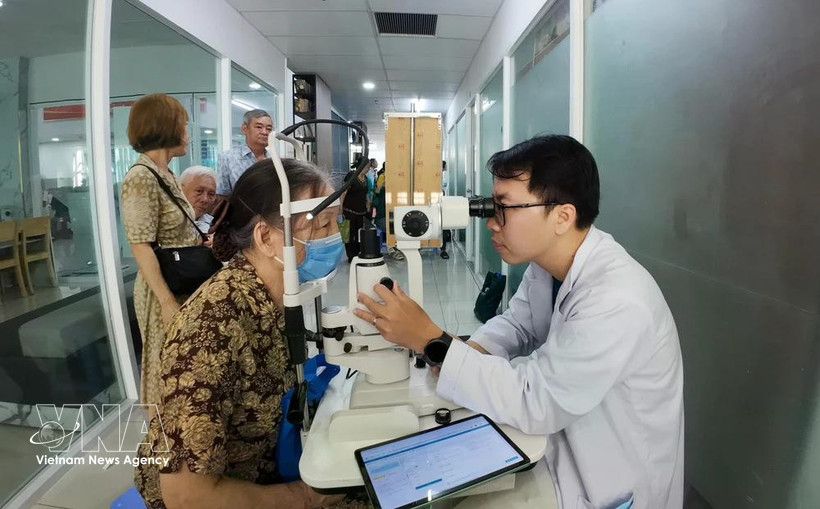 西贡眼科医院的医生为胡志明市春和坊的居民进行诊疗。图自越通社