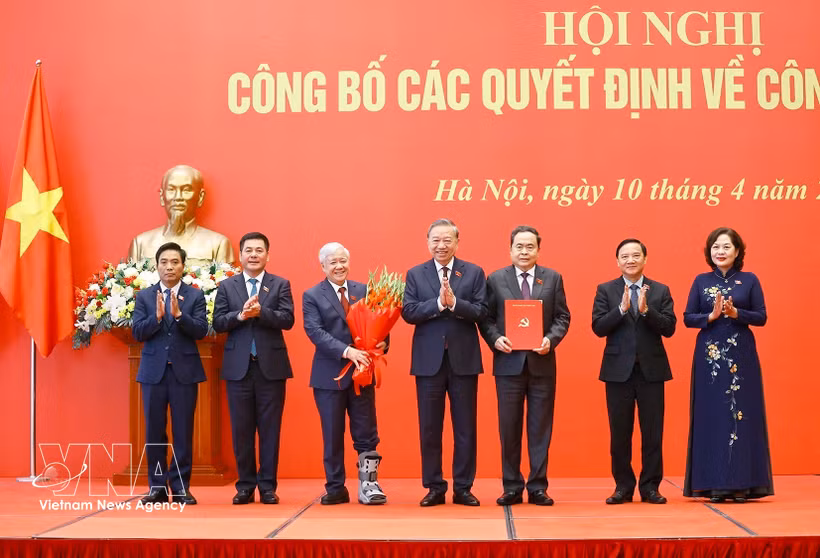 越共中央总书记、国家主席苏林向国会主席陈青敏及各位国会副主席颁发政治局关于指定2025—2030年任期国会党委会、常委会、书记、副书记的决定。图自越通社