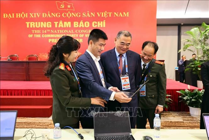 在新闻中心开展采编工作的记者 图自越通社