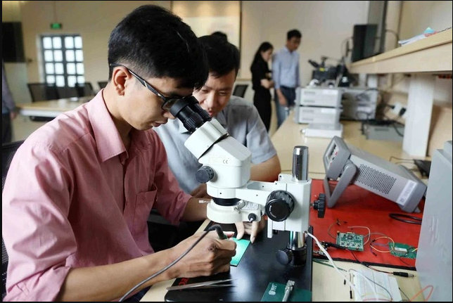 具备高质量人力资源，才能发展科技，创造新发展动力。图为：胡志明市理工大学微芯片与高频系统实验室的教师与学生。（图：thanhnien.vn）