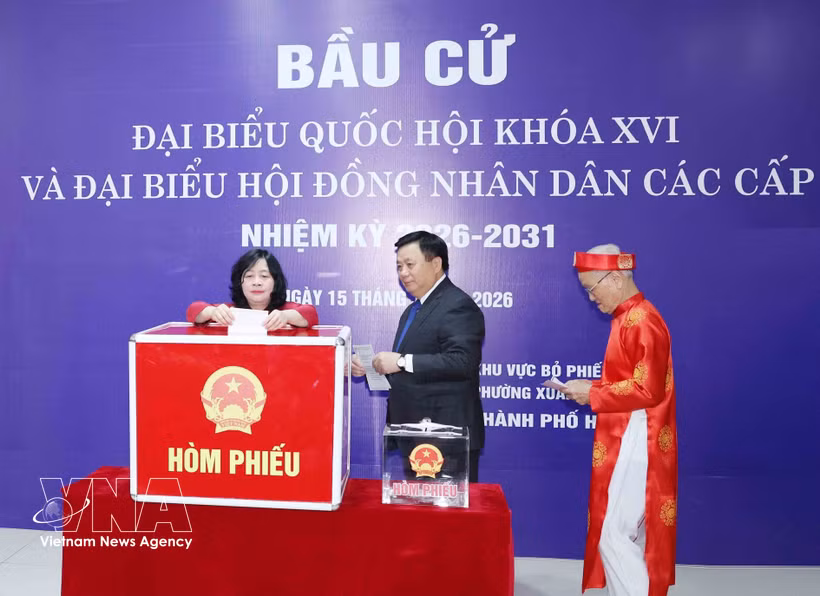 越南祖国阵线中央委员会主席裴氏明怀在河内市春顶坊第7投票区投票 图自越通社