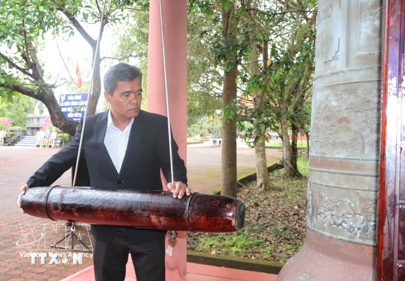 越共中央委员、广义省委书记胡文年在缅怀仪式上敲响钟声。图自越通社 