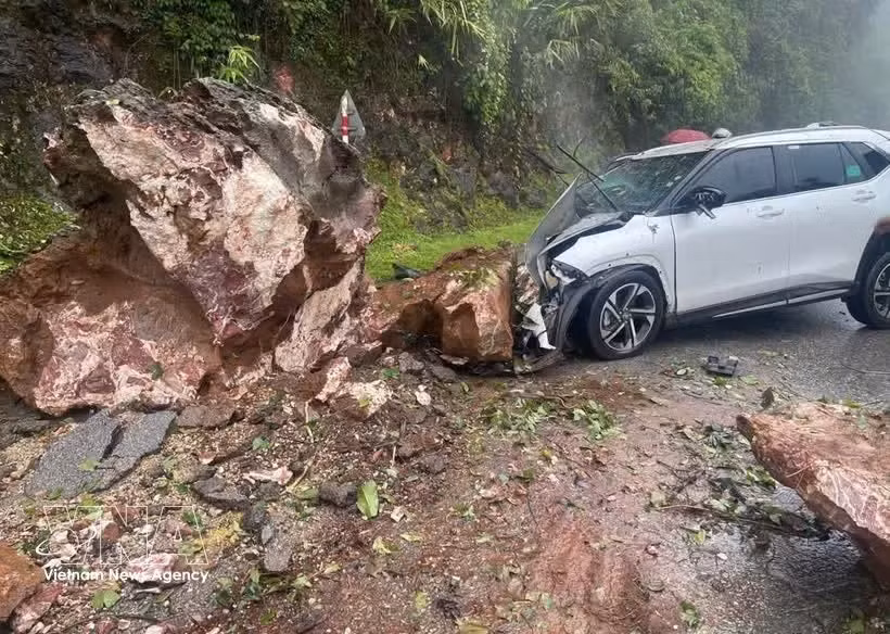 持续强降雨引发山体滑坡，巨石砸中正在山罗省芒布乡高坡路段行驶的汽车。图：越通社发 
