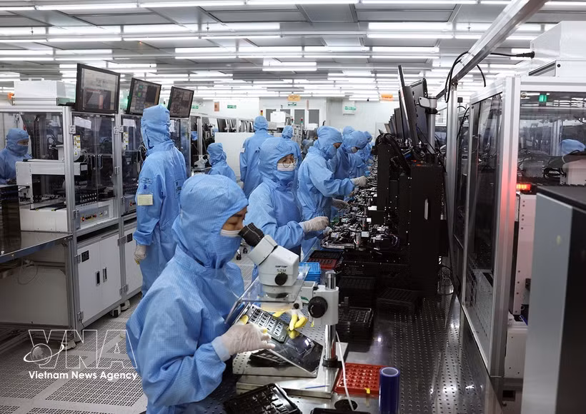 在宁平省福山工业区，韩国独资企业MCNEX VINA有限责任公司的工厂内，出口摄像头模组及电子元件生产线正在运行。图自 越通社