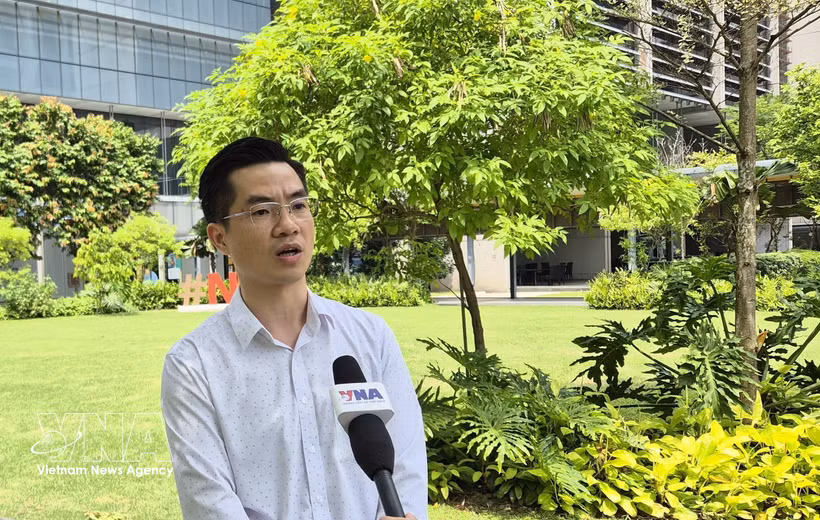 ASTAR先进光学技术部副主任何山松博士接受越通社记者采访。图自越通社。