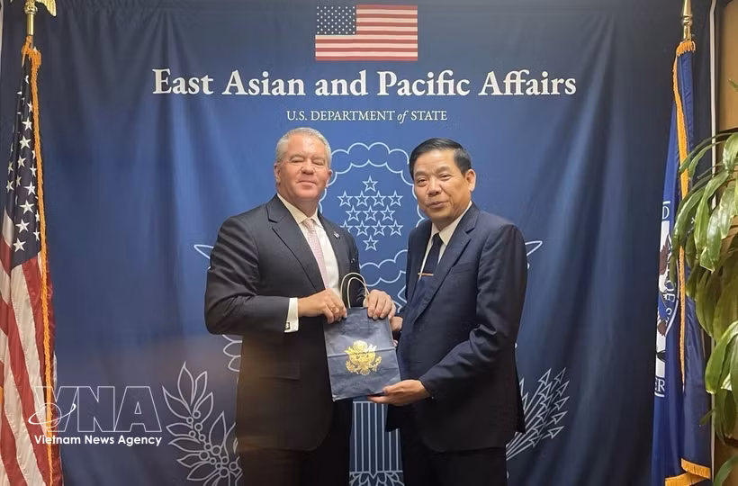 越南国防部副部长阮文熊与美国负责东亚和太平洋事务的助理国务卿迈克尔·乔治·德索姆布雷。图片来源：越通社