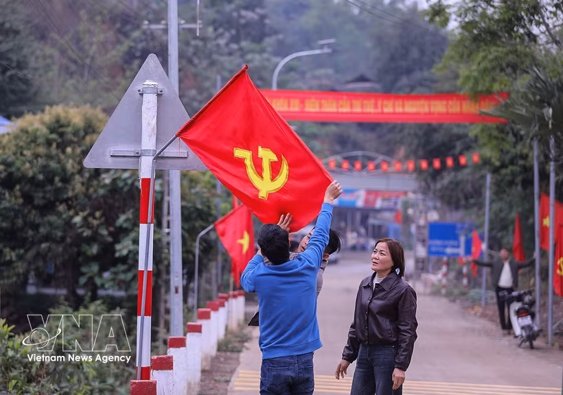 山罗省芒赛乡披上节日盛装，准备迎接国家重大节日 图自越通社