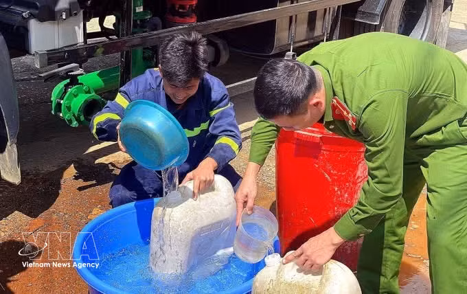 消防与救援警察部队使用专用车辆为帕科乡群众运送生活用水。