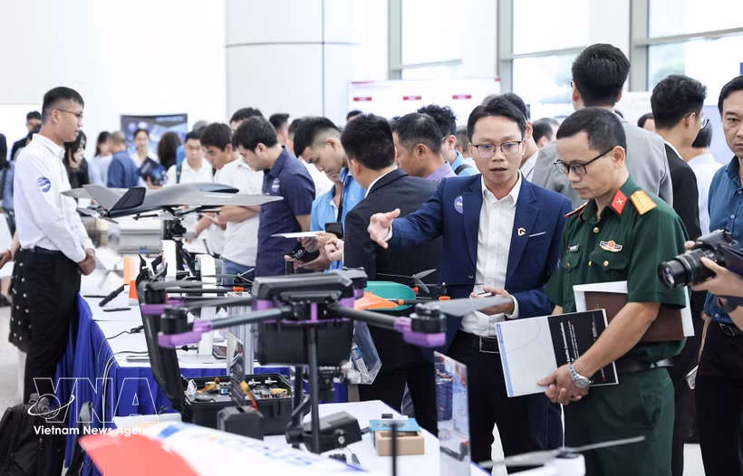 2025年8月25日，与会代表参观战略技术产业三大创新网络发布仪式上的展位。图自越通社。