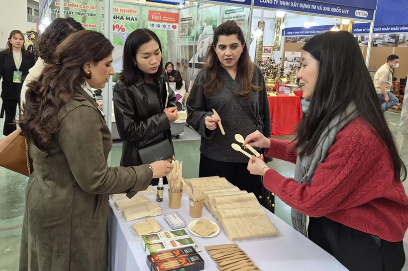 许多国外客商对绿色产品感兴趣 图自越通社