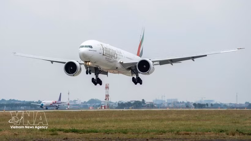 阿联酋航空客机停靠内排国际机场。图自越通社