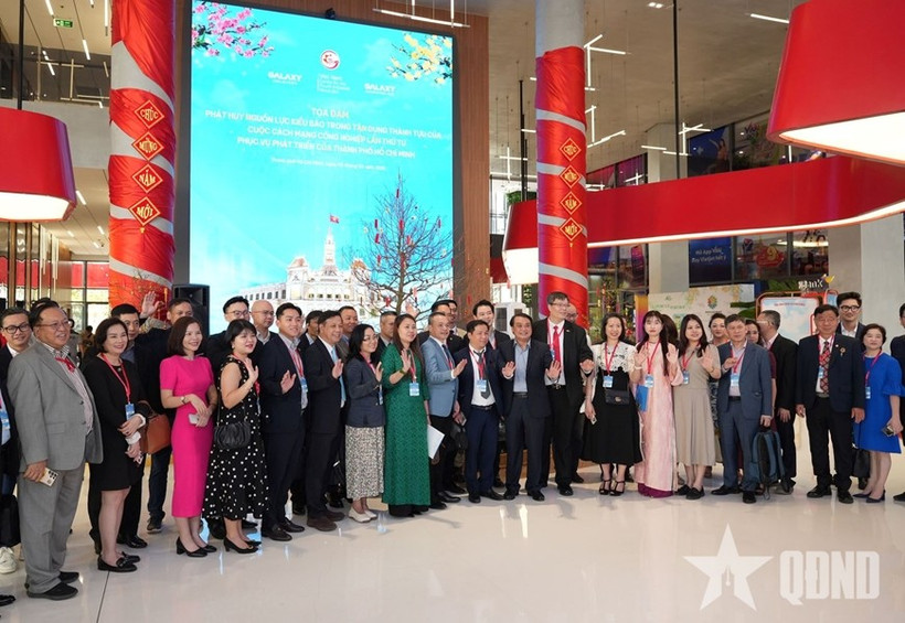 与会代表在"侨胞与越南投资机遇：破除障碍—激活资源"座谈会上合影 图自《人民军队》报