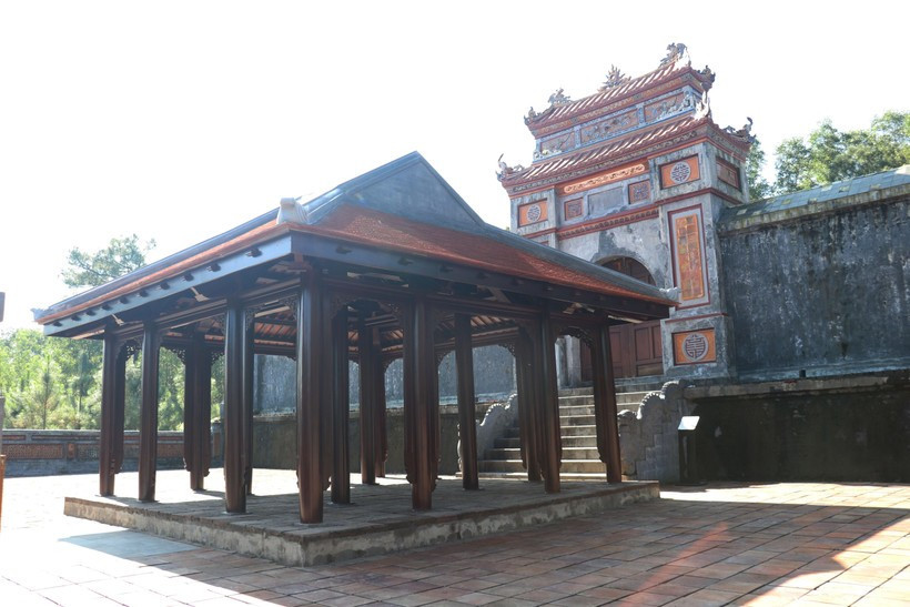 在慈裕皇太后陵墓宝城前基座上搭建的“皇屋”工程 图自越通社