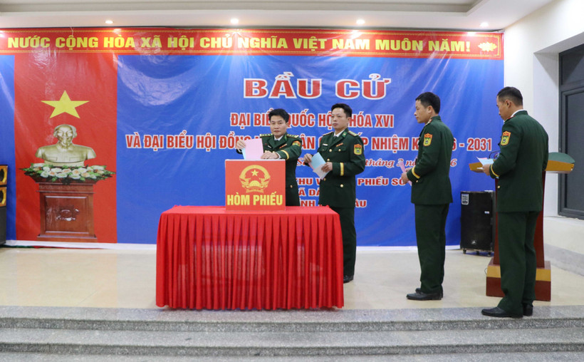 绕山（Dao San）边防屯的选民正在投票选举第十六届国会代表和2026-2031年任期各级人民议会代表。图自越通社