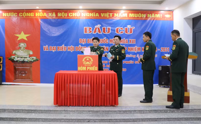 绕山（Dao San）边防屯的选民正在投票选举第十六届国会代表和2026-2031年任期各级人民议会代表。图自越通社