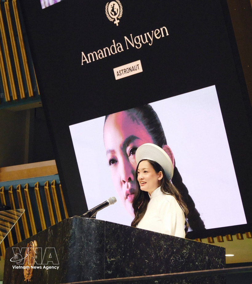 活动发言者阿曼达·阮（Amanda Nguyen）——女性权益活动家、首位进入太空的越裔女性——发表讲话。图自越通社