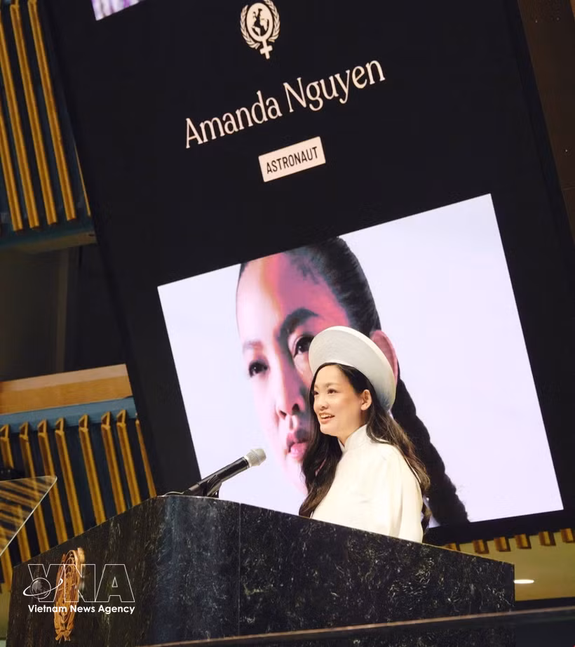 活动发言者阿曼达·阮（Amanda Nguyen）——女性权益活动家、首位进入太空的越裔女性——发表讲话。图自越通社