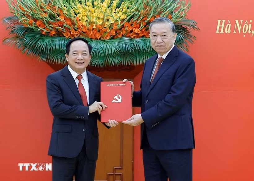 越共中央总书记苏林向郑文决同志颁发决定。图自越通社
