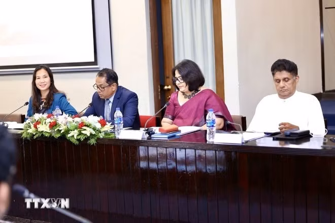 越南驻斯里兰卡大使郑氏心（左一）出席仪式。图自越通社