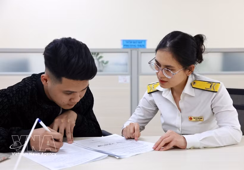 税务部门工作人员指导群众履行纳税义务。图自越通社